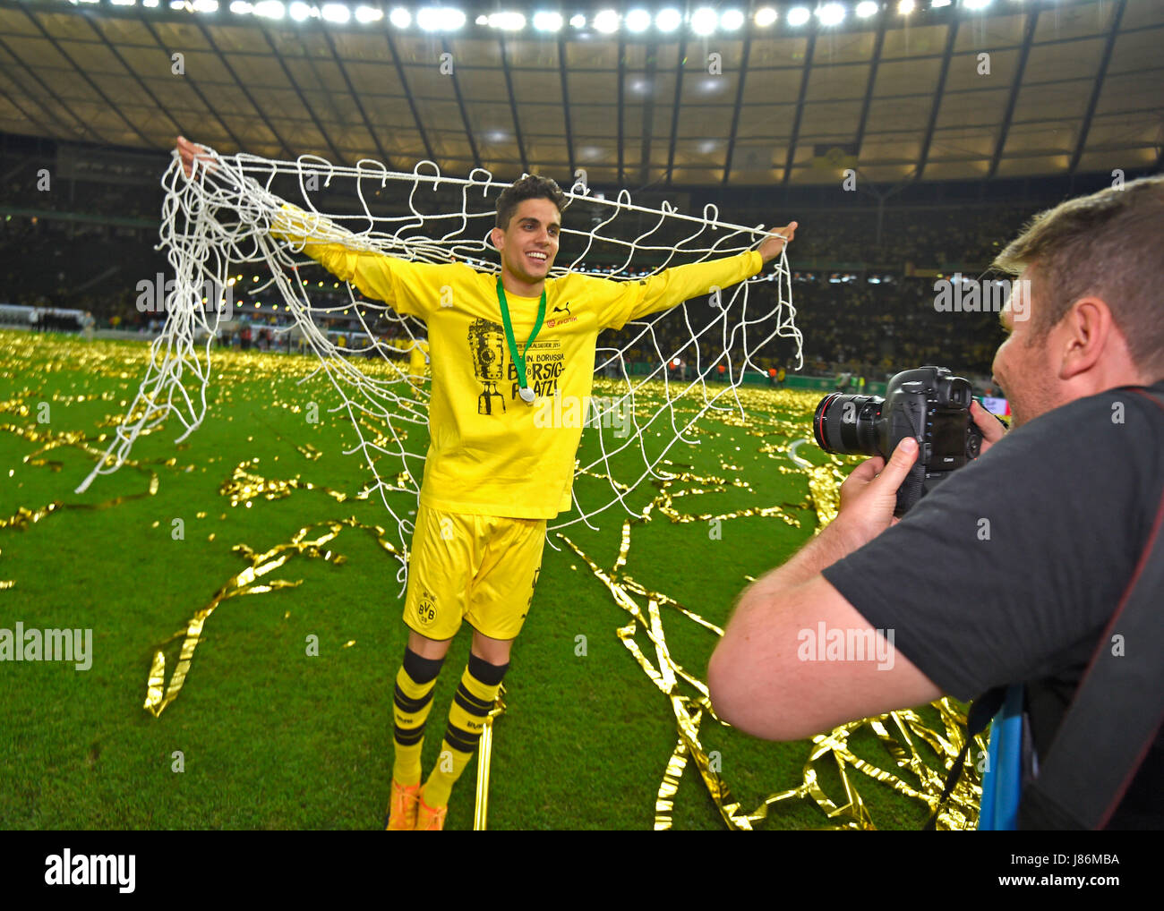 27.05.2017, Fussball DFB-Pokal 2016/17, Finale im Olympiastadion in Berlin, Eintracht Frankfurt - Borussia Dortmund, Jubel mit dem Pokal nach der Siegerehrung,  Marc Bartra (Dortmund) mit einem Teil des Tornetzes. Photo: Cronos/MIS Stock Photo