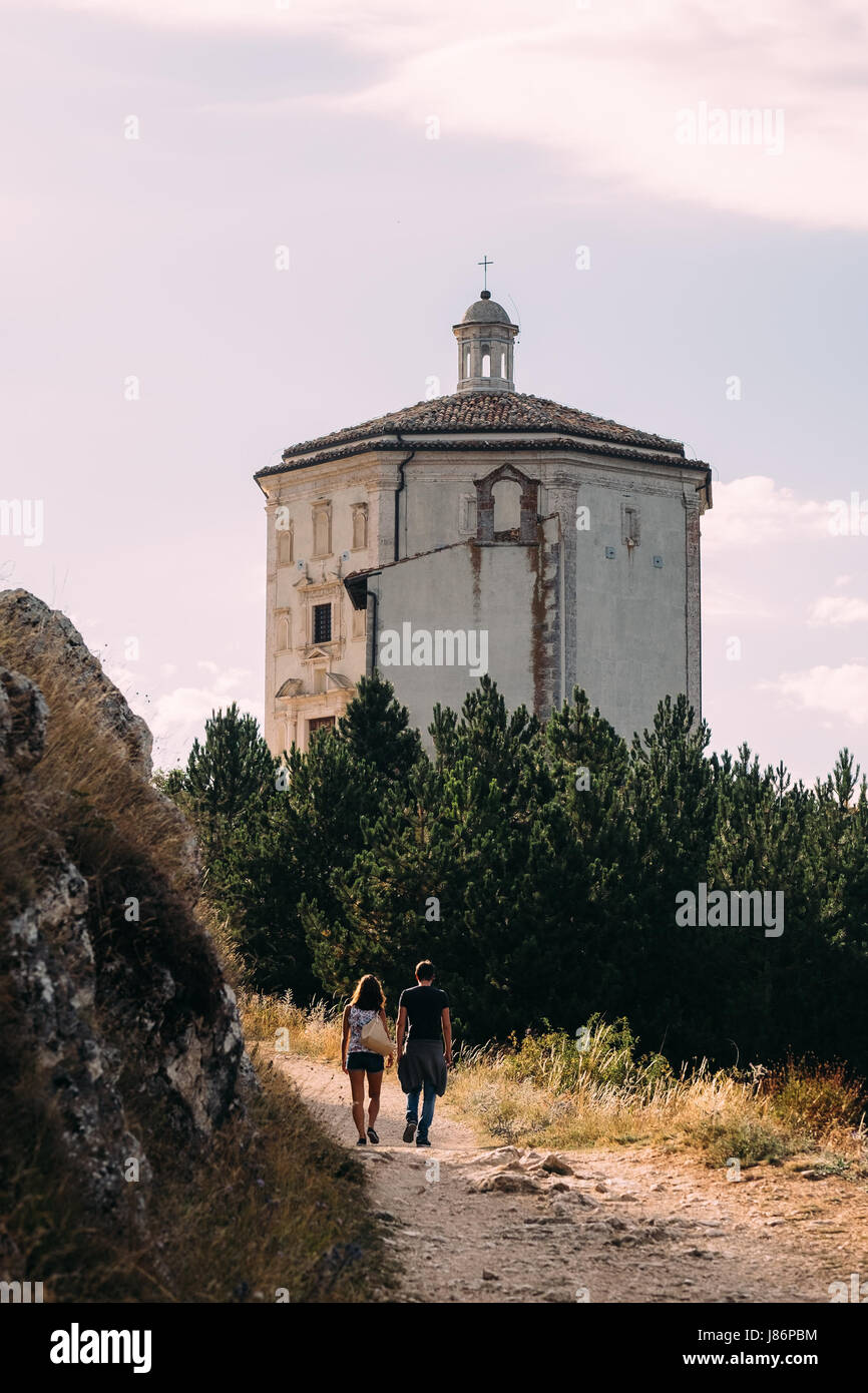 A couple strolls towards the chaple at the fortress of Rocca Calascio, Abruzzo, Italy Stock Photo