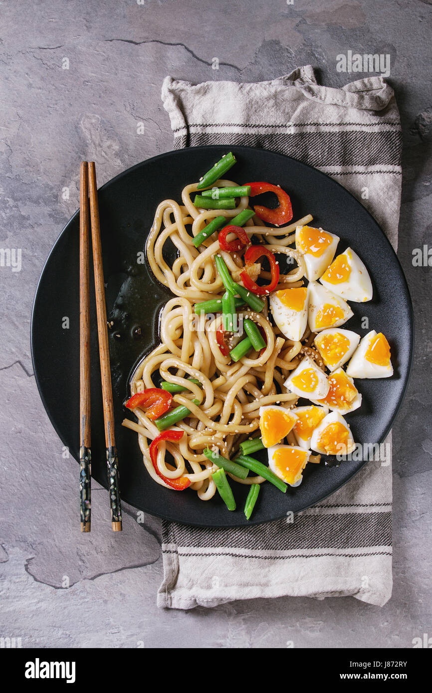 Stir fry udon noodles Stock Photo - Alamy