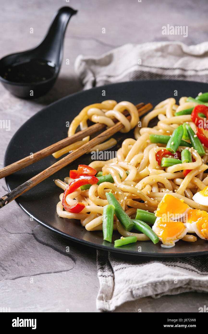 Stir fry udon noodles Stock Photo - Alamy