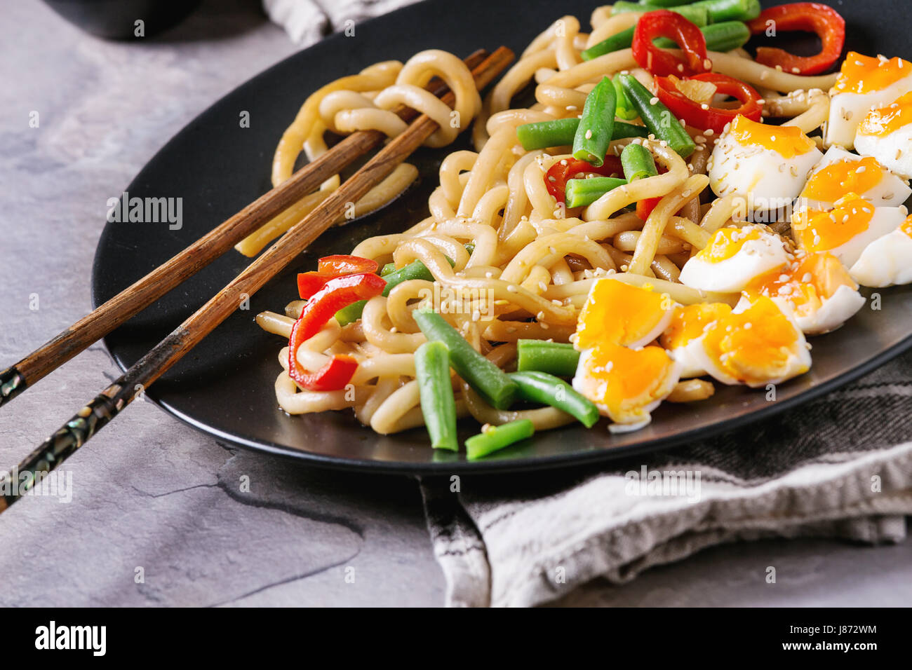 Stir fry udon noodles Stock Photo - Alamy
