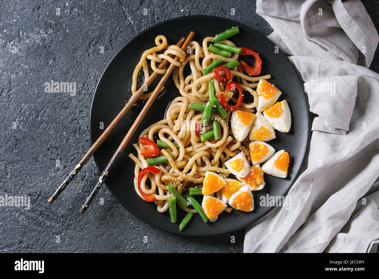 Stir fry udon noodles Stock Photo - Alamy