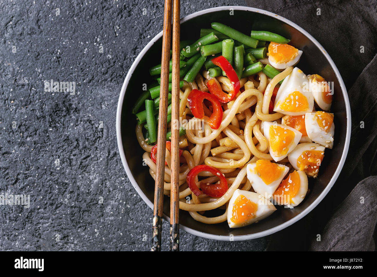 Stir fry udon noodles Stock Photo - Alamy