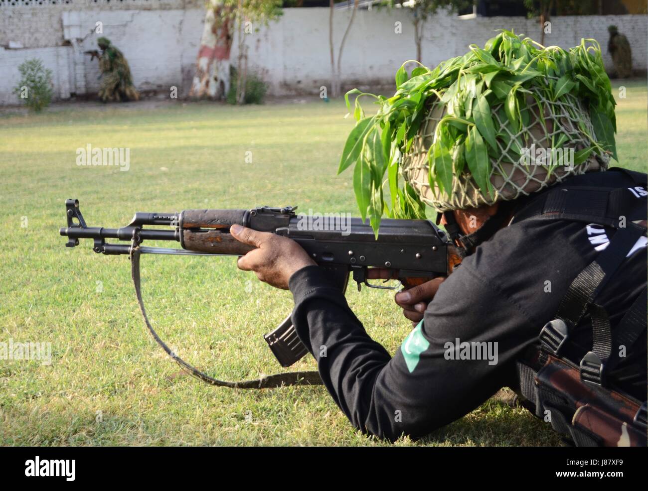 Hyderabad, Pakistan. 27th May, 2017. Police commandos are presenting ...