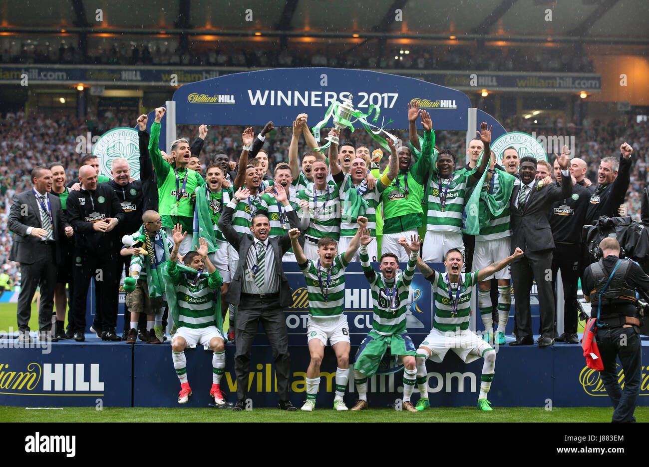 Celtic celebrate after the William Hill Scottish Cup final at Hampden ...