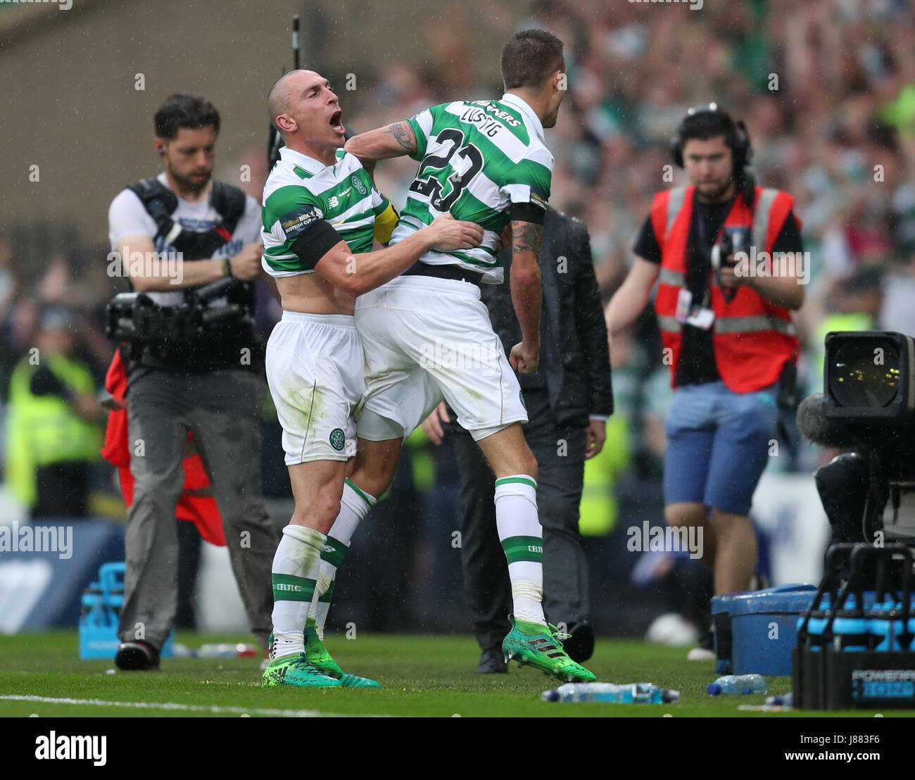 Celtic's Scott Brown (left) and Mikael Lustig celebrate at the final whistle the William Hill Scottish Cup final at Hampden Park, Glasgow. Stock Photo