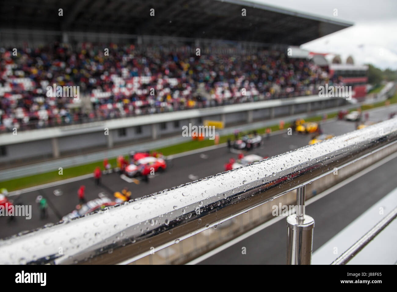 Formula one cars on starting grid hi-res stock photography and images ...
