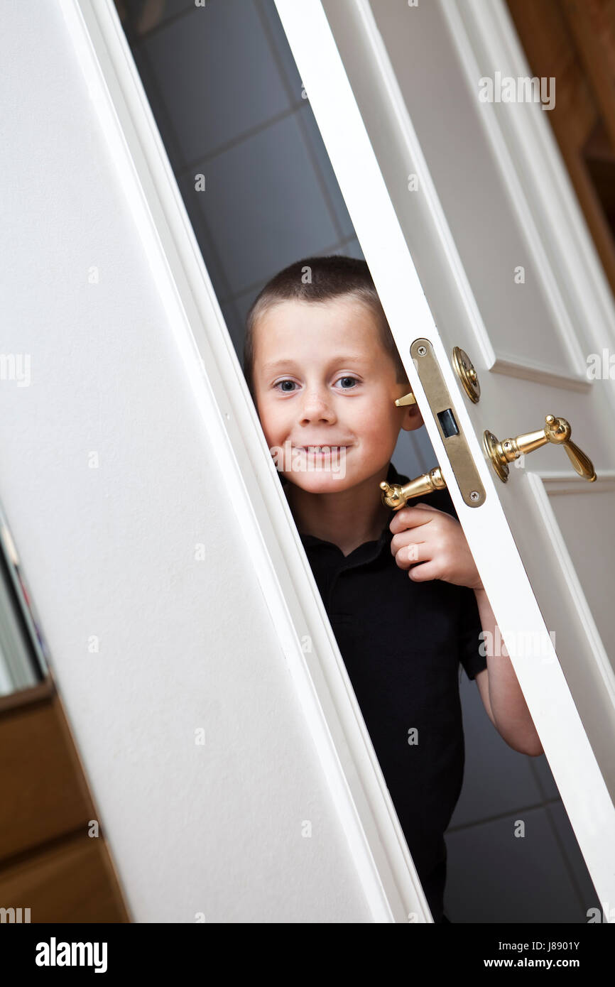 Мальчик и дверь открылась. Мальчик выглядывает из двери. Ребенок выглядывает из за двери. Мальчик у двери. Мальчик выглядывает из шкафа.
