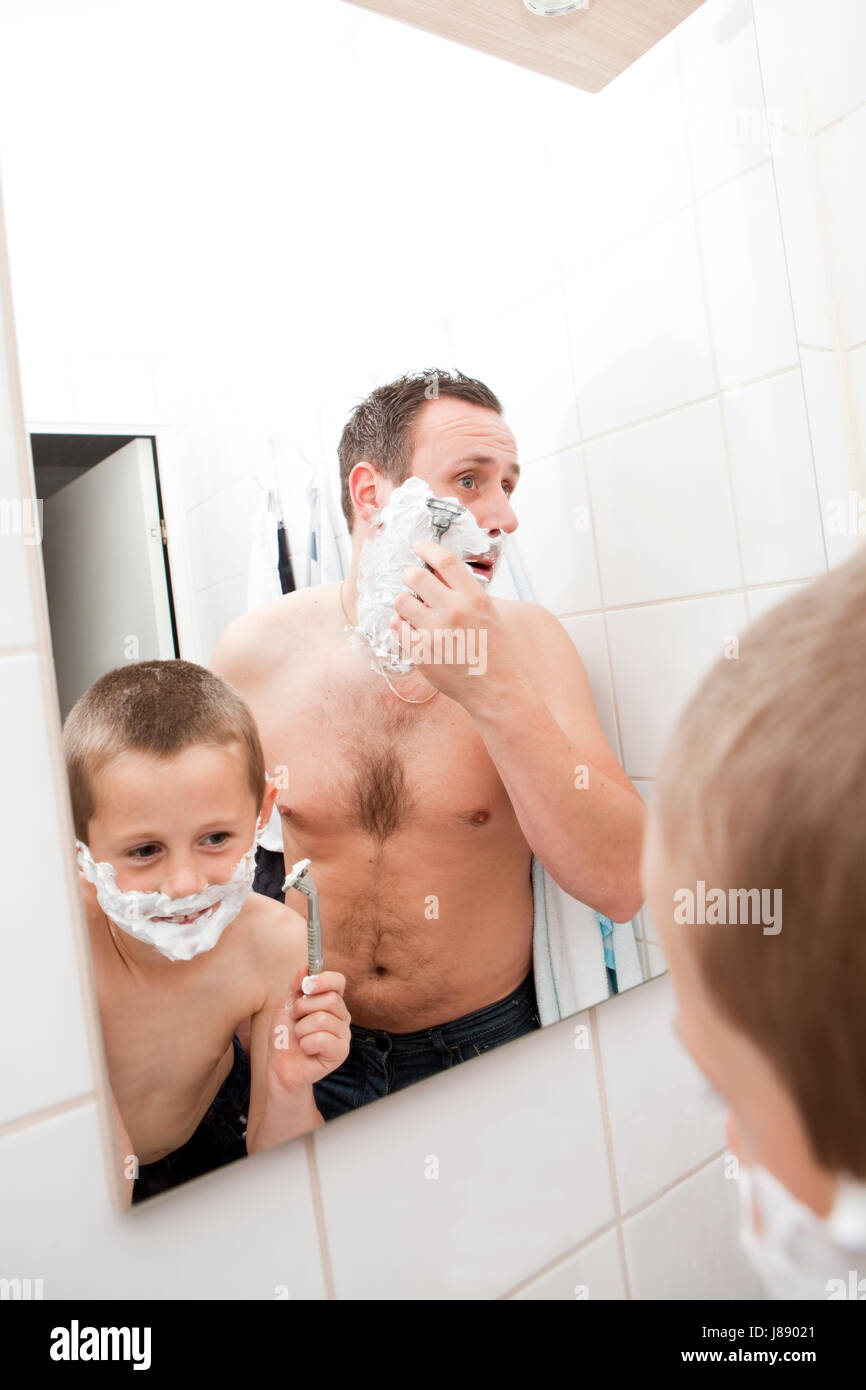 Папа отсоси русское. Папа бреется в ванной. Сын бреет отца. Фото папы и сына побрился.