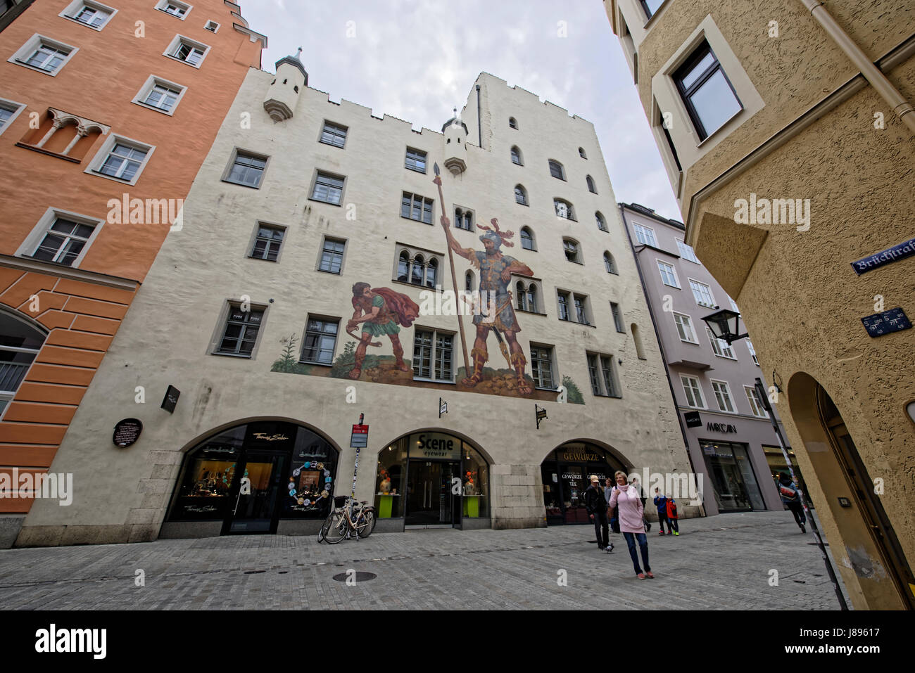 Regensburg (von lateinisch Castra Regina; auch lat. Ratisbona und Ratispona) ist die Hauptstadt des Regierungsbezirks Oberpfalz mit Sitz der Regierung Stock Photo