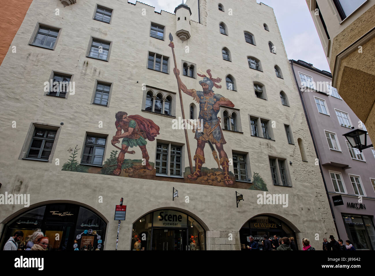 Regensburg (von lateinisch Castra Regina; auch lat. Ratisbona und Ratispona) ist die Hauptstadt des Regierungsbezirks Oberpfalz mit Sitz der Regierung Stock Photo