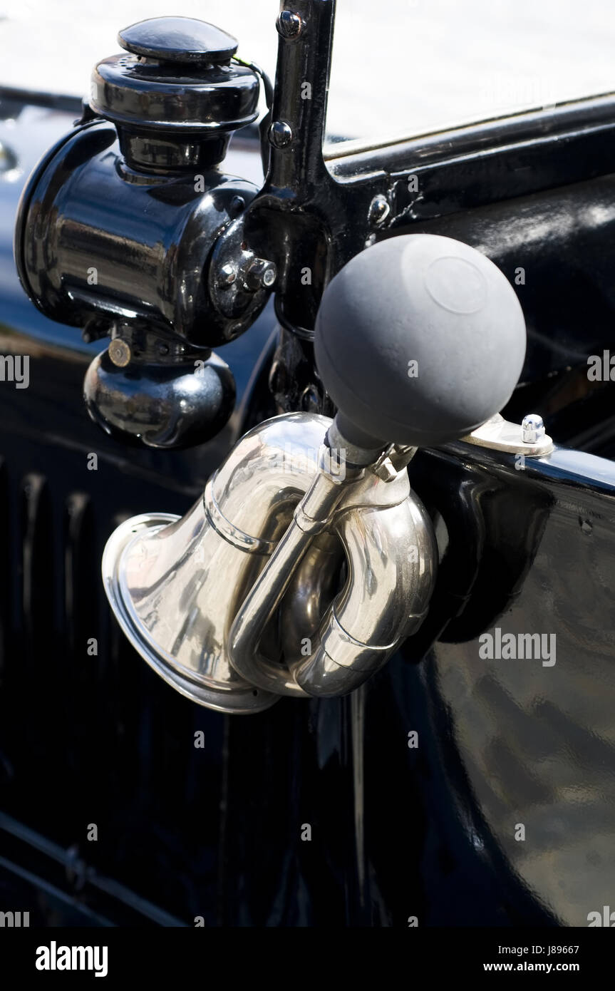 Motor-Horn. Motor Horn Messing montiert auf rot 1911 Pierce Arrow Auto.  Veteran, antik, Messing-Ära Auto Stockfotografie - Alamy