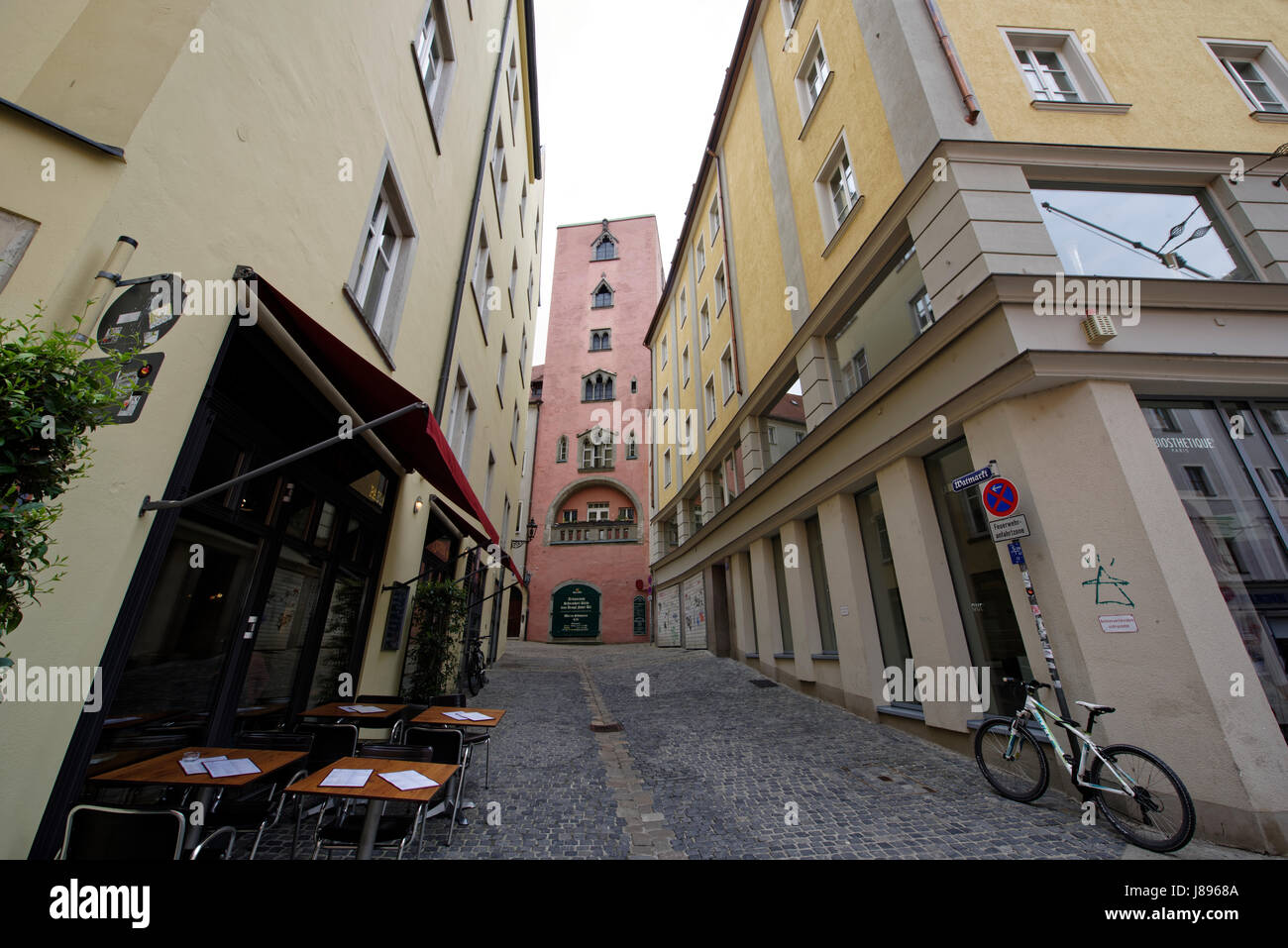 Regensburg (von lateinisch Castra Regina; auch lat. Ratisbona und Ratispona) ist die Hauptstadt des Regierungsbezirks Oberpfalz mit Sitz der Regierung Stock Photo