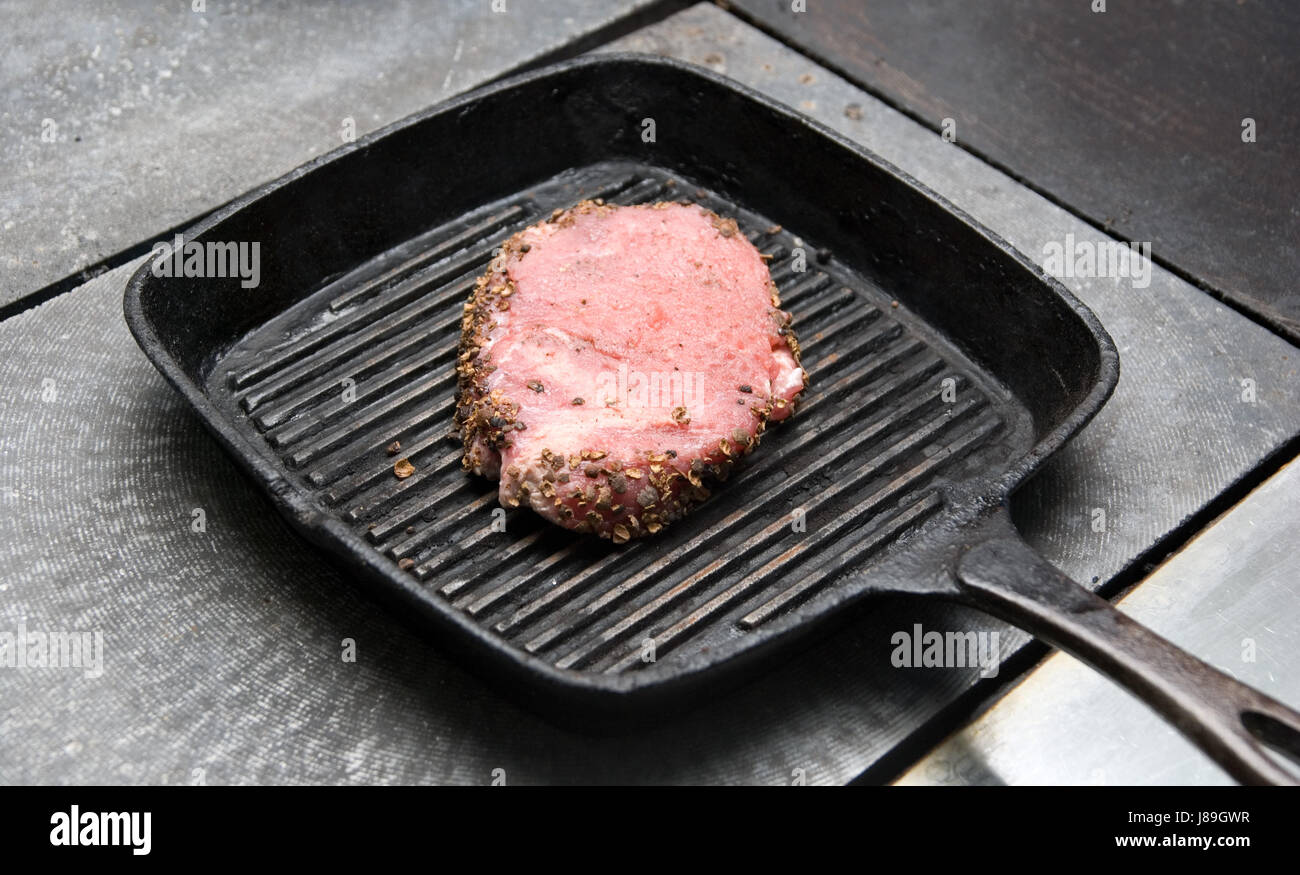 Мясо на сковородке. Мясо на сковороде. Стейк рибай на гриле. Жареная свинина на сковороде с луком. Myaso na skovorode.