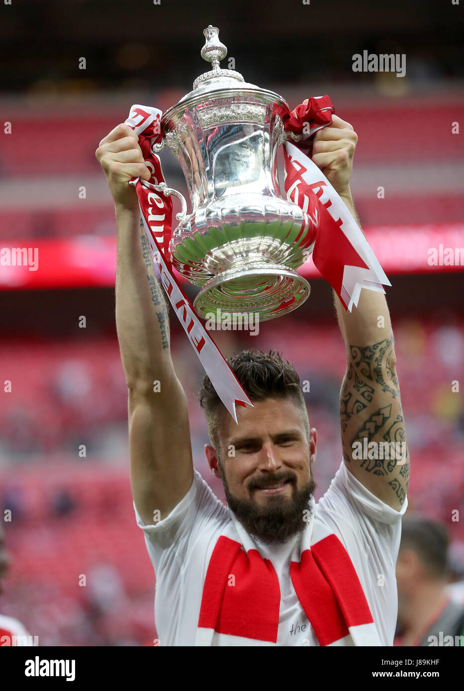 arsenals-olivier-giroud-celebrates-with-the-trophy-after-his-side-J89KHF.jpg
