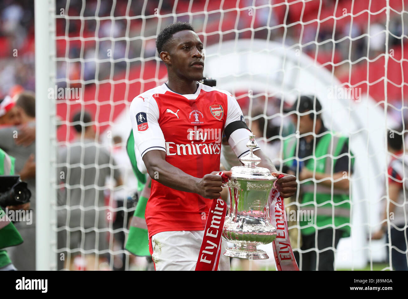 arsenals-danny-welbeck-celebrates-with-the-fa-cup-trophy-after-the-J89MGA.jpg