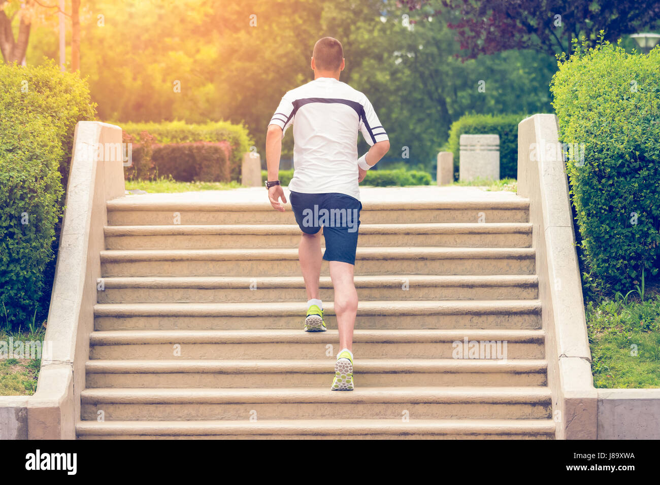 Человек бежит по ступенькам. Ходьба по лестнице. Девушка бежит по лестнице. Девушка бежит по лестнице. Подъем по лестнице.