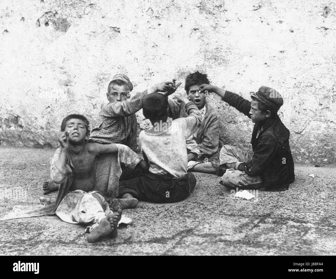 Fratelli Alinari   Il giuoco della morra   Street children playing morra in Naples, Italy in 1890s Stock Photo