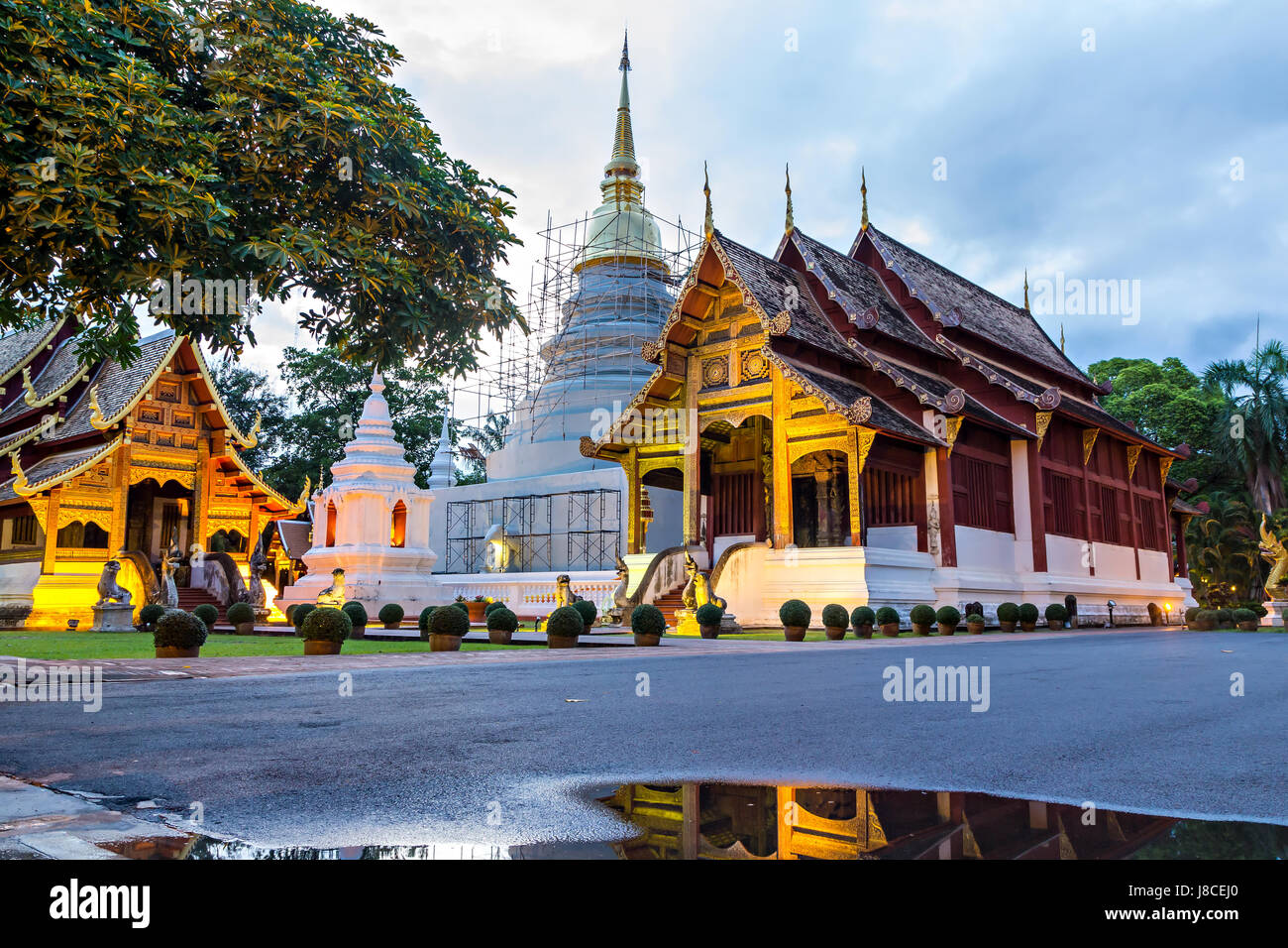 wat-phra-singh-phra-singh-temple-in-evening-time-chiang-mai