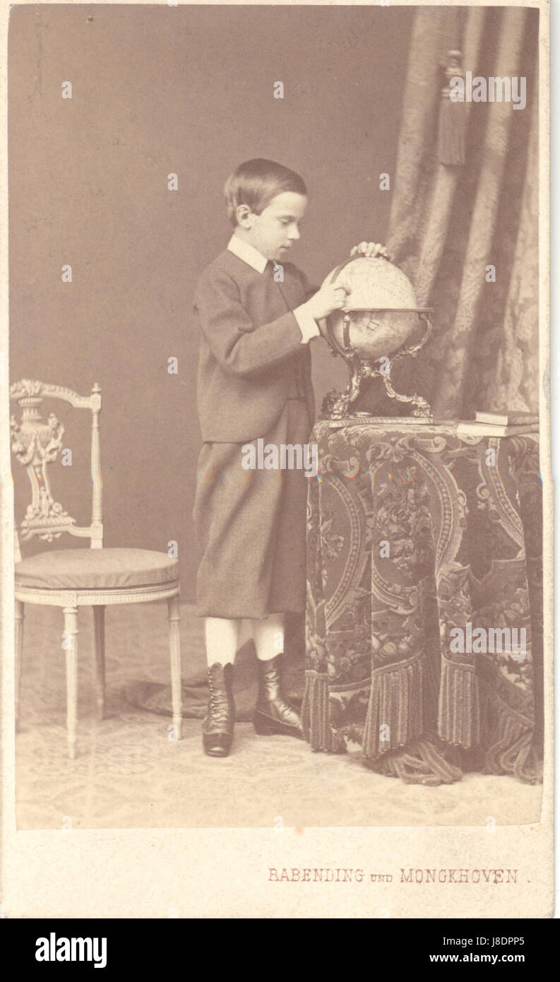 Kronprinz Rudolf als Kind betrachtet einen Globus Stock Photo