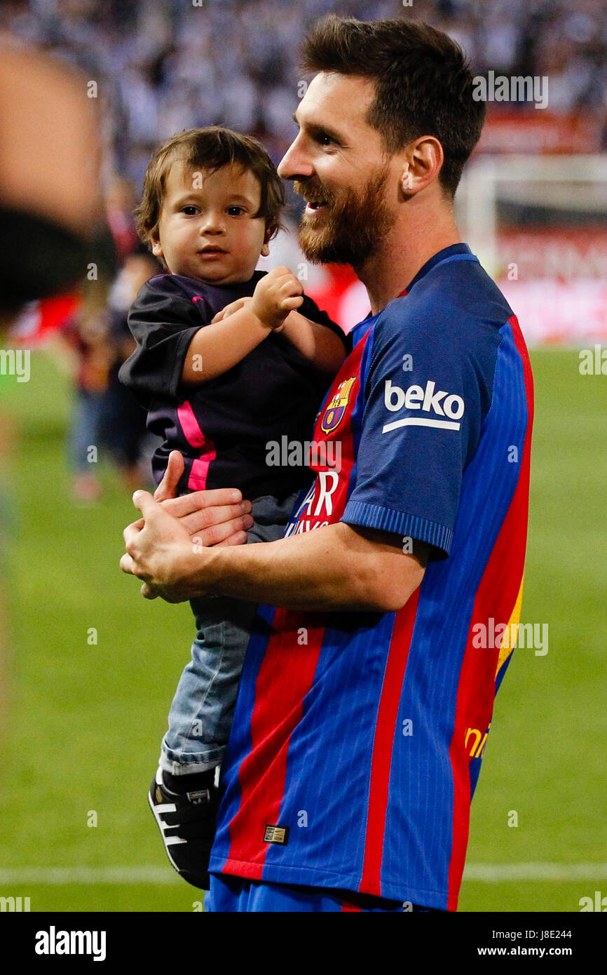 Players and their families celebrate victory Lionel Andres Messi (10 ...