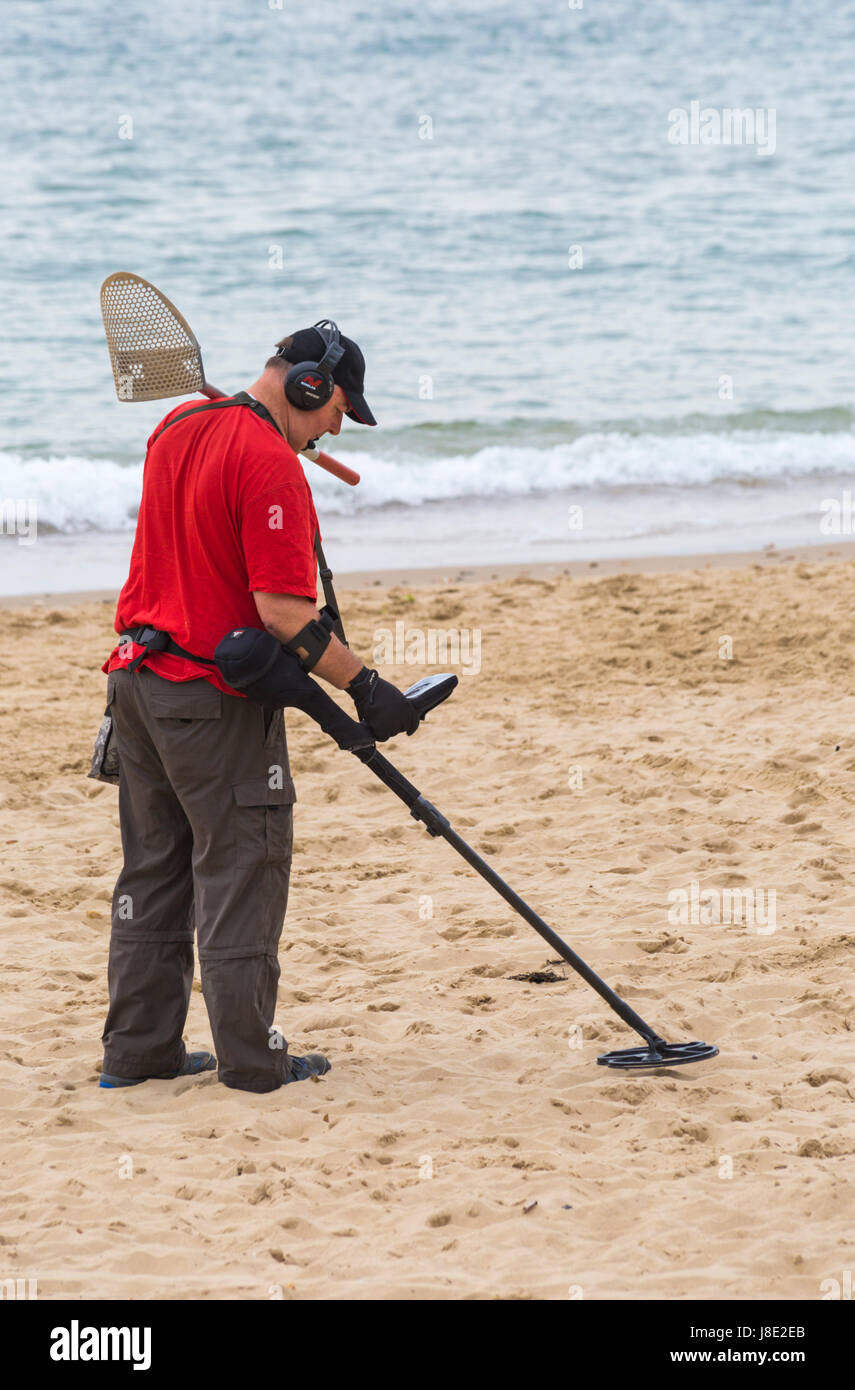Metal Detecting On Bournemouth Beach Stock Photos & Metal Detecting On