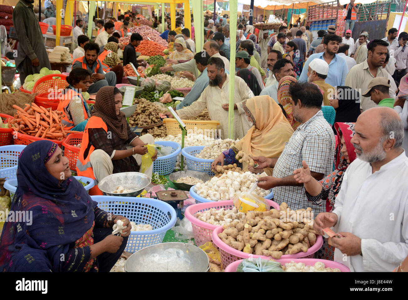 Lahore market hires stock photography and images Alamy