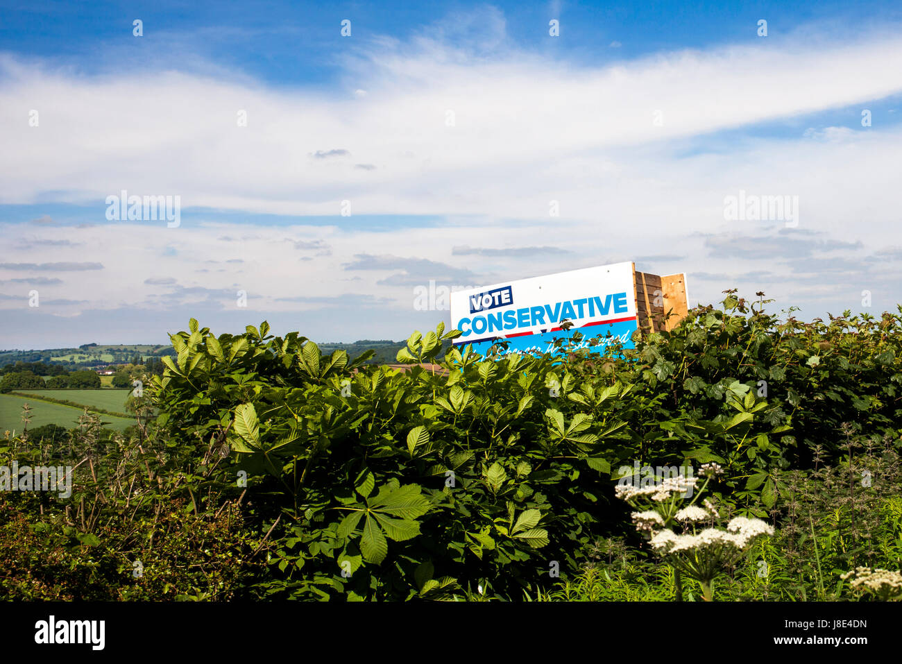 Bank Hill, Woodborough, Nottinghamshire. 28th May 2017. With less than two weeks until the UK General Election on Thursday 8th June, a Vote Conservative sign is seen on farmland near the Nottinghamshire village of Woodborogh. Credit: Mark Richardson/Alamy Live News Stock Photo