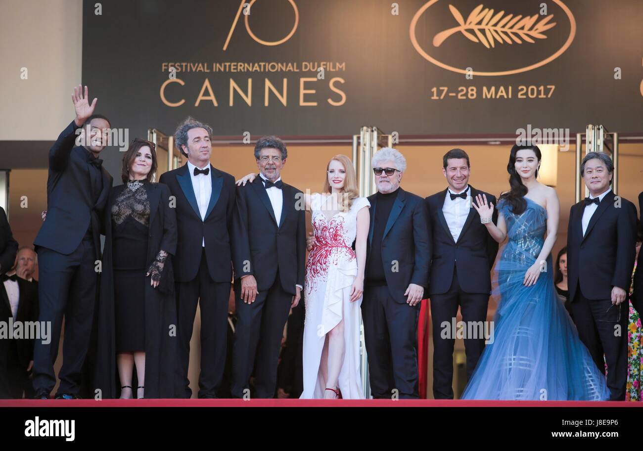 Cannes, France. 28th May, 2017. Will Smith, Agnes Jaoui, Paolo Sorrentino, Gabriel Yared, Jessica Chastain, Pedro Almodovar, Fan Bingbing Cannes Jury 2017 Awards Gala Premiere. 70th Cannes Film Festival Cannes, France 28 May 2017 Credit: Allstar Picture Library/Alamy Live News Stock Photo