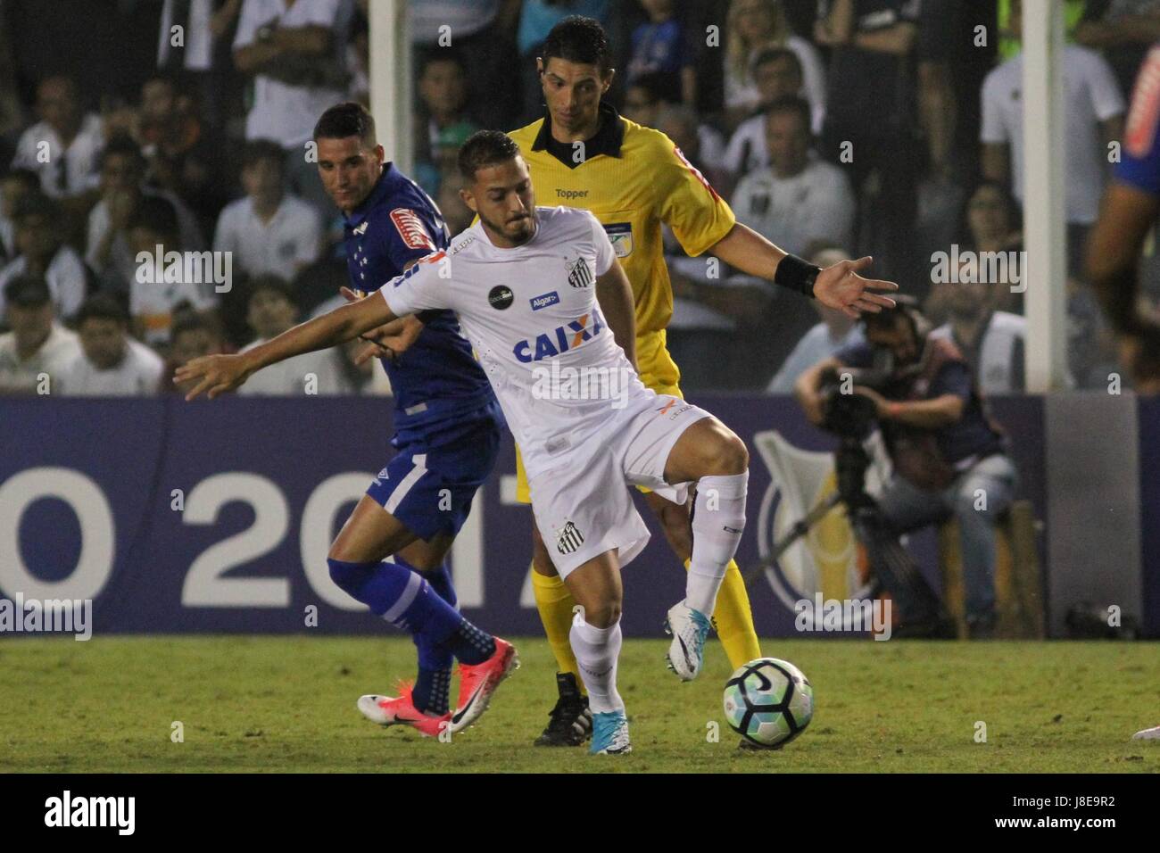 Santos, Brazil. 28th May, 2017. Jean Motta and Thiago Neves during the match between Santos and Cruzeiro held at Estadio Urbano Caldeira, Vila Belmiro in Santos. The match is valid for the 3rd round of the 2017 Brazilian Championship. Credit: Ricardo Moreira/FotoArena/Alamy Live News Stock Photo