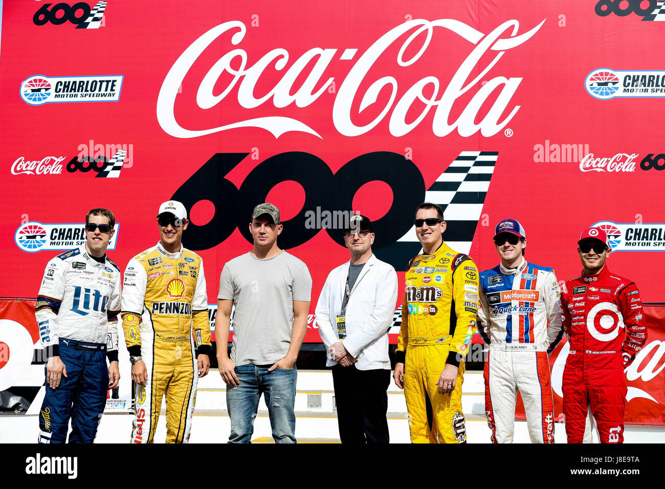 Charlotte, NC, USA. 28th May, 2017. Grand Marshall Channing Tatum and Steven Soderbergh pose with Monster Energy NASCAR Cup Series driver Brad Keselowski (2), driver Joey Logano (22), driver Kyle Busch (18) driver Ryan Blaney (21), and driver Kyle Larson (42) to promote their new movie Logan Lucky at the Coca-Cola 600 at Charlotte Motor Speedway in Charlotte, NC. (Scott Kinser/Cal Sport Media) Credit: csm/Alamy Live News Stock Photo