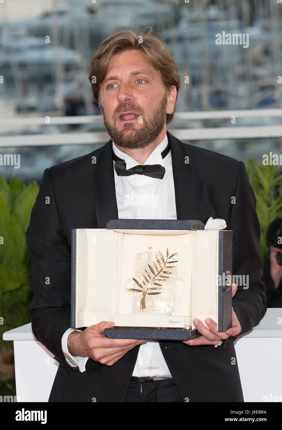 Cannes, France. 28th May, 2017. Swedish director Ruben Ostlund poses with his trophy during a photocall at the 70th Cannes Film Festival in Cannes, France, May 28, 2017. Film 'The Square', directed by Ruben Ostlund, won the Palme d'Or of the 70th Cannes Film Festival. Credit: Xu Jinquan/Xinhua/Alamy Live News Stock Photo