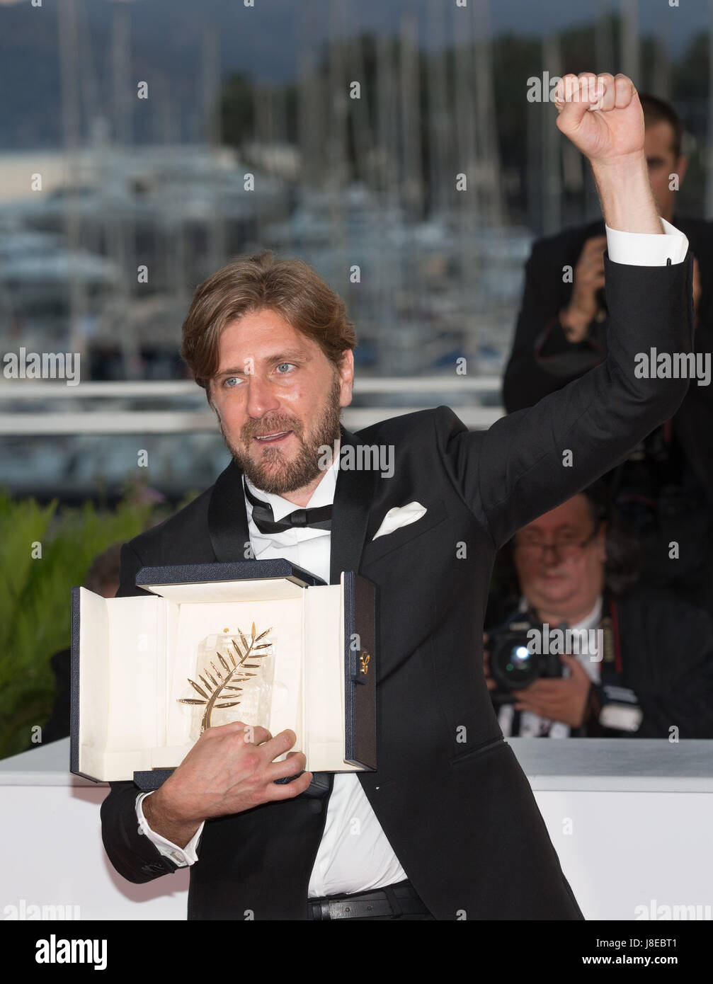 Cannes, France. 28th May, 2017. Swedish director Ruben Ostlund poses with his trophy during a photocall at the 70th Cannes Film Festival in Cannes, France, May 28, 2017. Film 'The Square', directed by Ruben Ostlund, won the Palme d'Or of the 70th Cannes Film Festival. Credit: Xu Jinquan/Xinhua/Alamy Live News Stock Photo