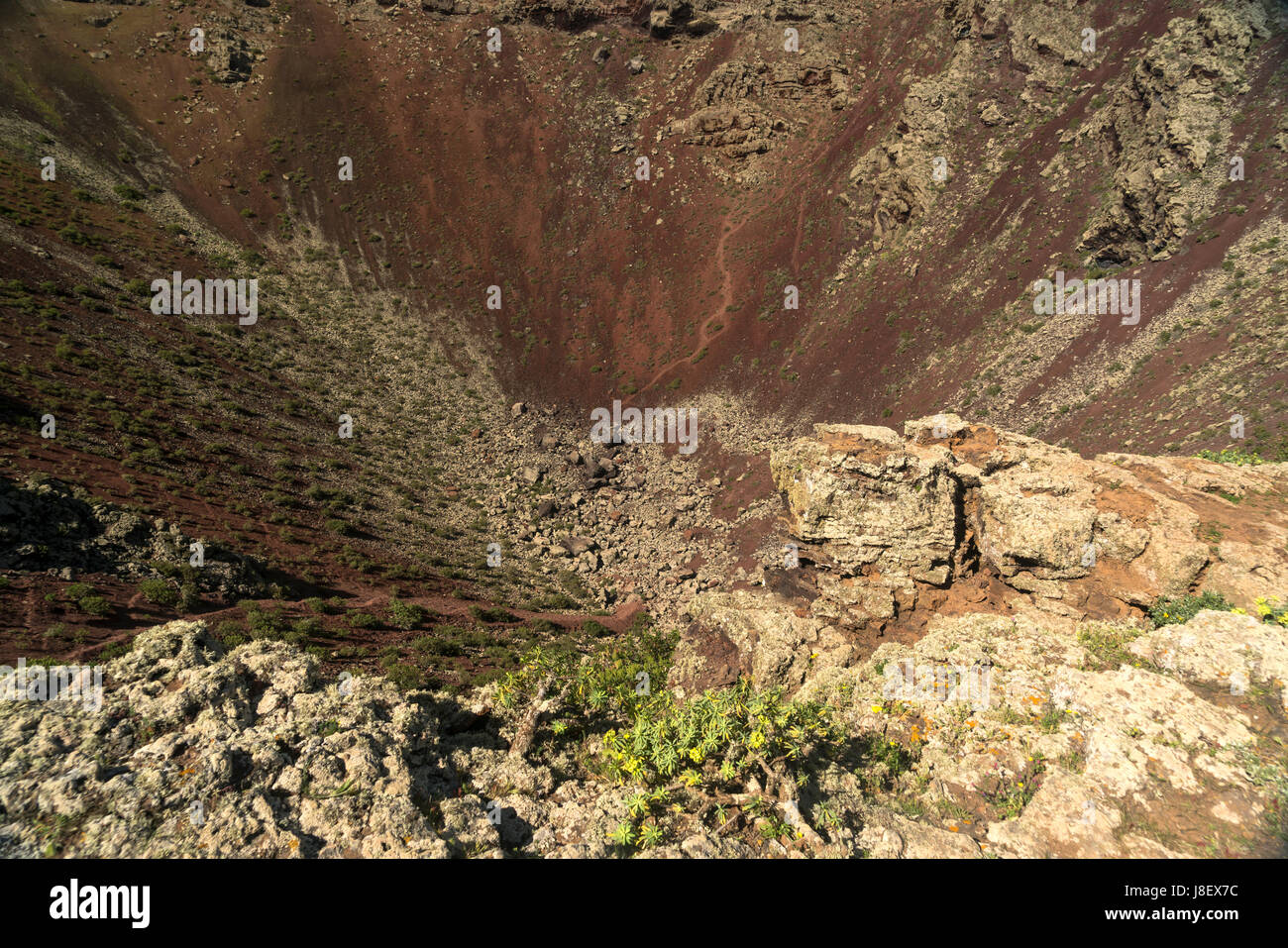 Krater des erloschenen Vulkan La Corona beim Dorf Ye, Insel Lanzarote, Kanarische Inseln, Spanien |  La Corona volcano crater near Ye, Lanzarote, Cana Stock Photo