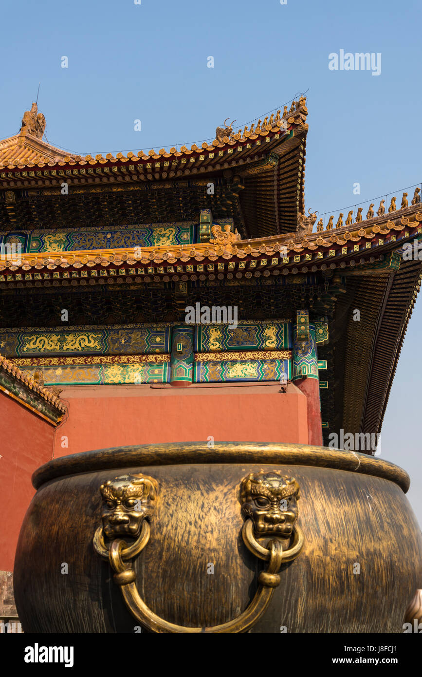 Copper and Iron Vats, Forbidden City, Chinese imperial palace, Beijing, China Stock Photo