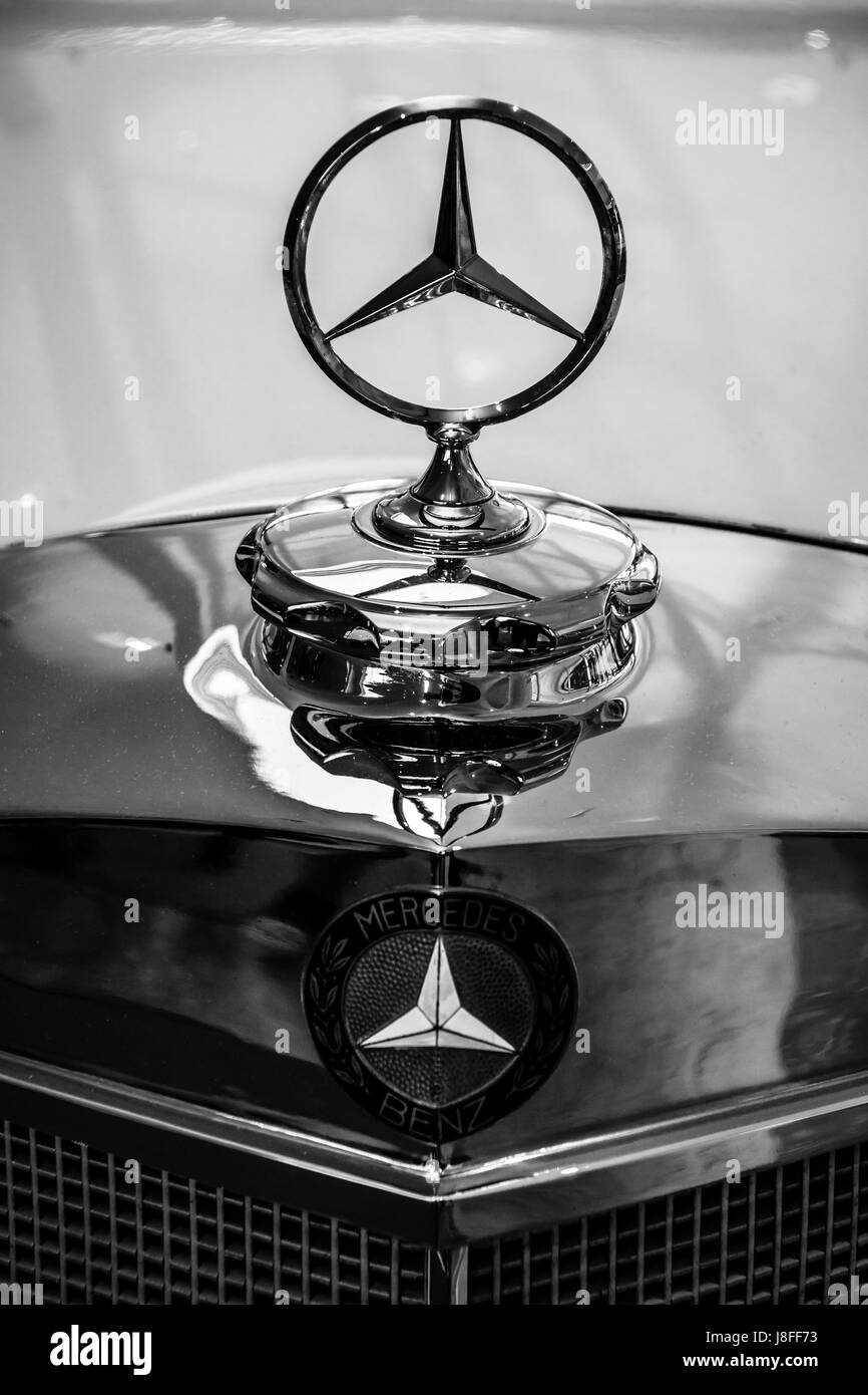 Closeup classic car hood ornament Black and White Stock Photos & Images