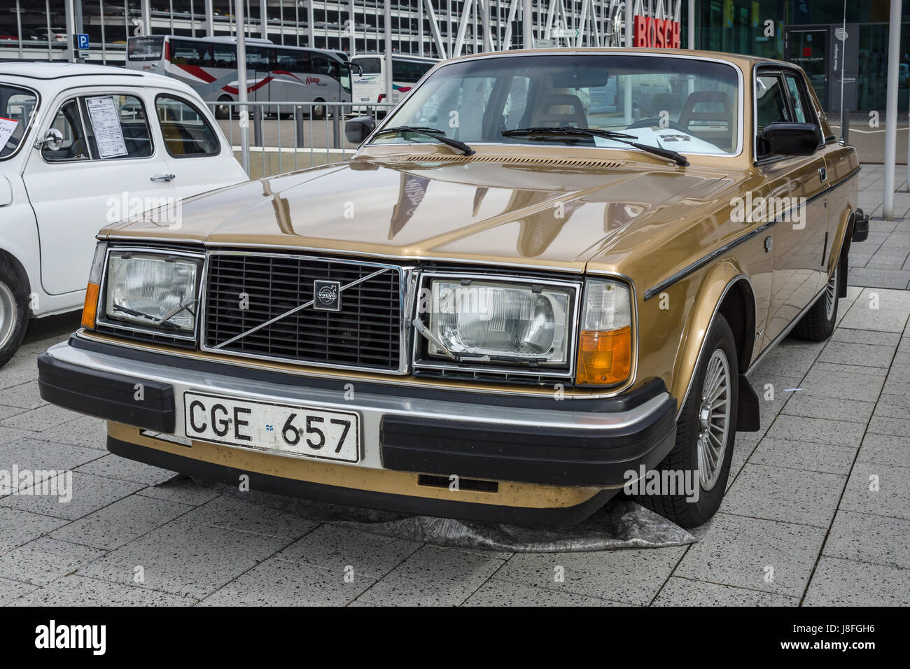 Volvo 262 C, Limousine, Auto, obere mittlere, gold, Modelljahr 1978-1981,  detaillierte Ansicht, Vorderrad, vorne Reifen, Technik Stockfotografie -  Alamy