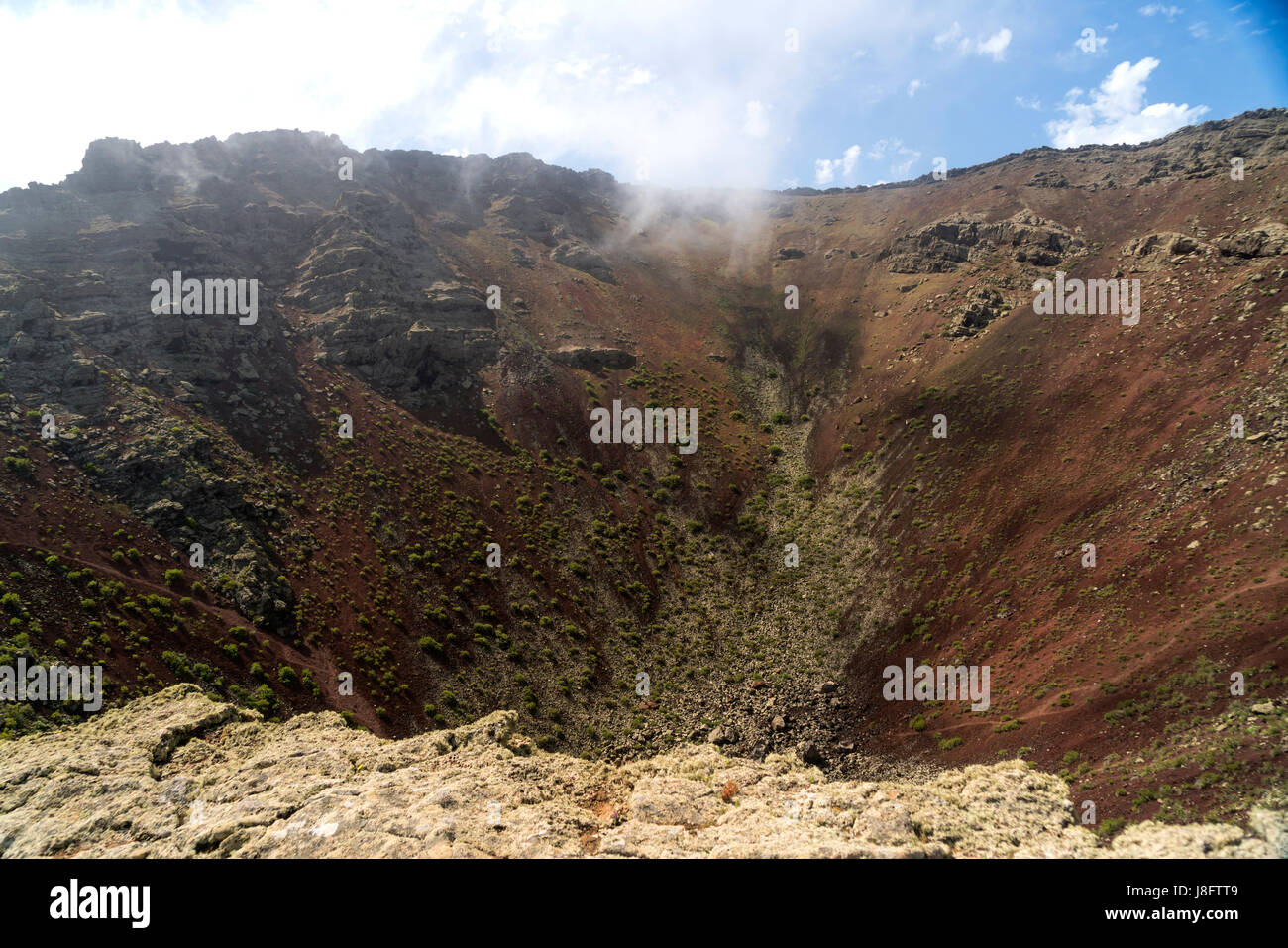 Krater des erloschenen Vulkan La Corona beim Dorf Ye, Insel Lanzarote, Kanarische Inseln, Spanien |  La Corona volcano crater near Ye, Lanzarote, Cana Stock Photo