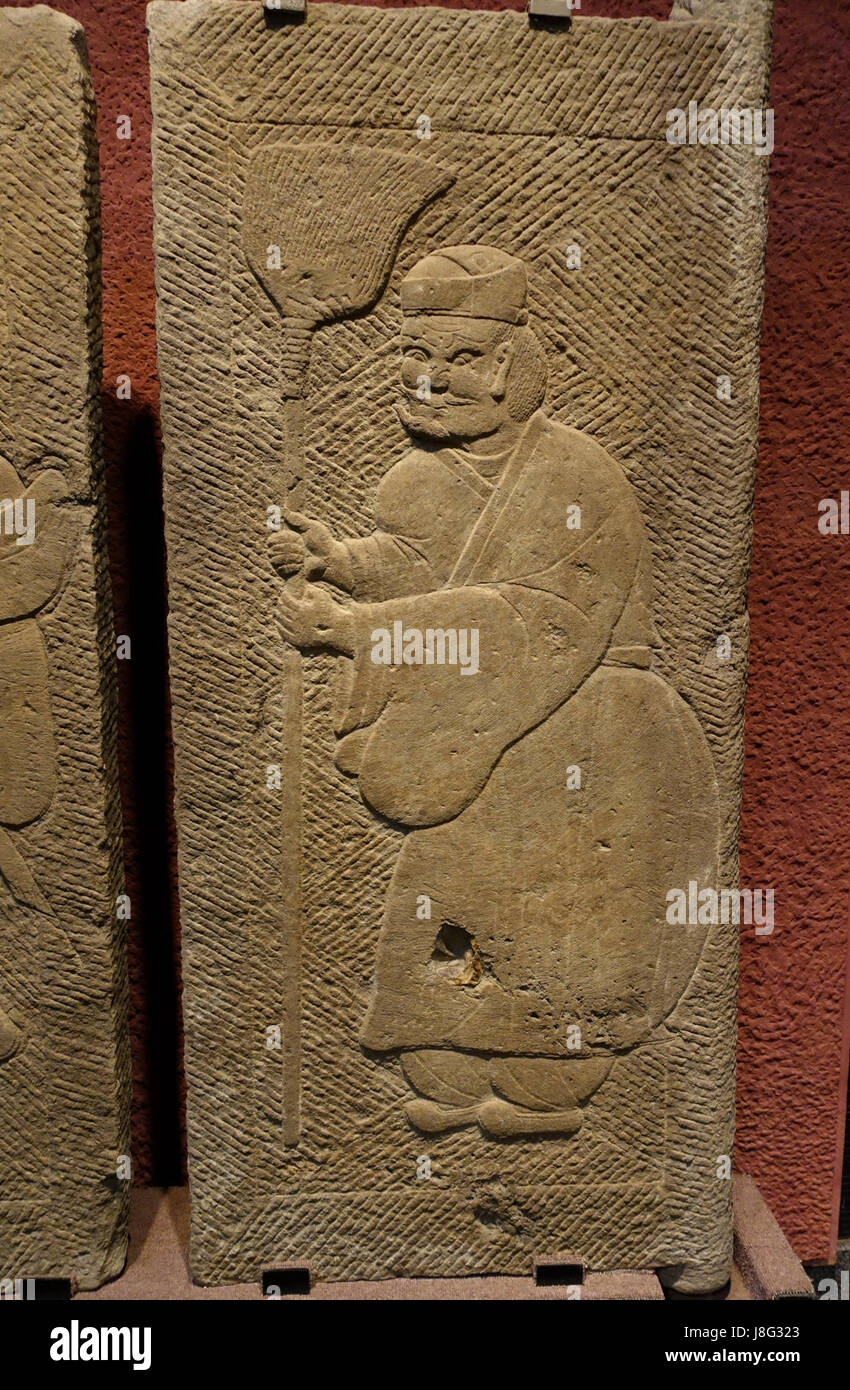 Holding Shield and Holding Broom tomb doors, 2 of 2, China, unearthed from Lanjia Yard, Pixian County, Sichuan, Eastern Han dynasty, 25 220 AD, stone   Sichuan Provincial Museum   Chengdu, China   DSC04747 Stock Photo