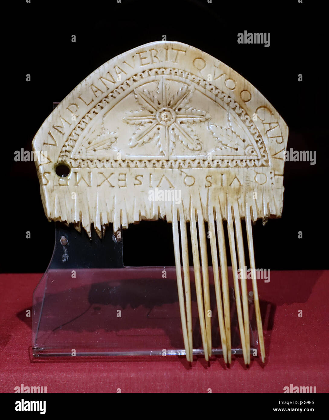 Liturgical comb, Atelier de Metz, from the former abbey of Saint Remacle in Stavelot, 11th century AD, ivory   Cinquantenaire Museum   Brussels, Belgium   DSC08791 Stock Photo