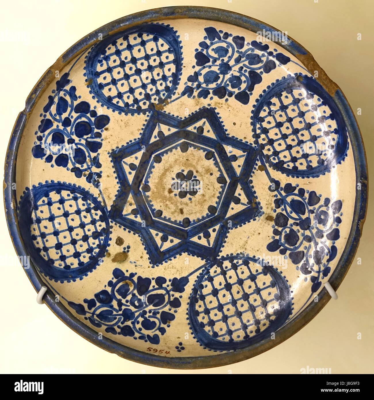 Dish, Fez, Morocco, 19th century AD, glazed ceramic   Cinquantenaire Museum   Brussels, Belgium   DSC09094 Stock Photo