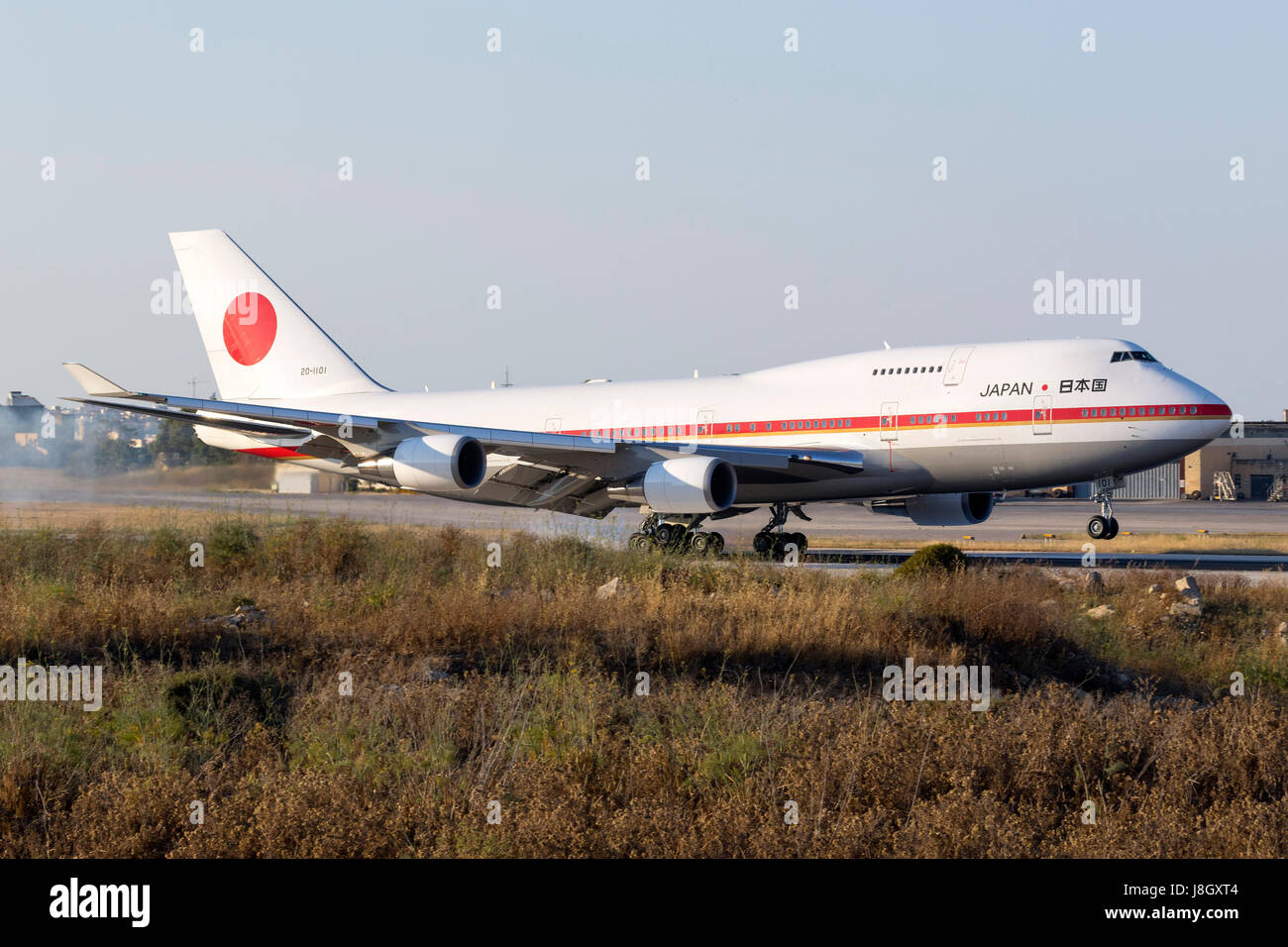 Japaese Air Force Boeing 747-47C [20-1102] coming in to land runway 13. Accompanied by another 747, they brought Japanese Prime minister Shinzo Abe an Stock Photo