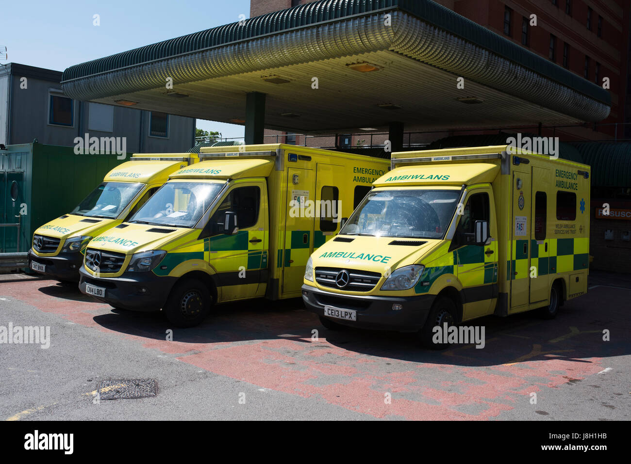 Emergency ambulance at a&e uk hi-res stock photography and images - Alamy