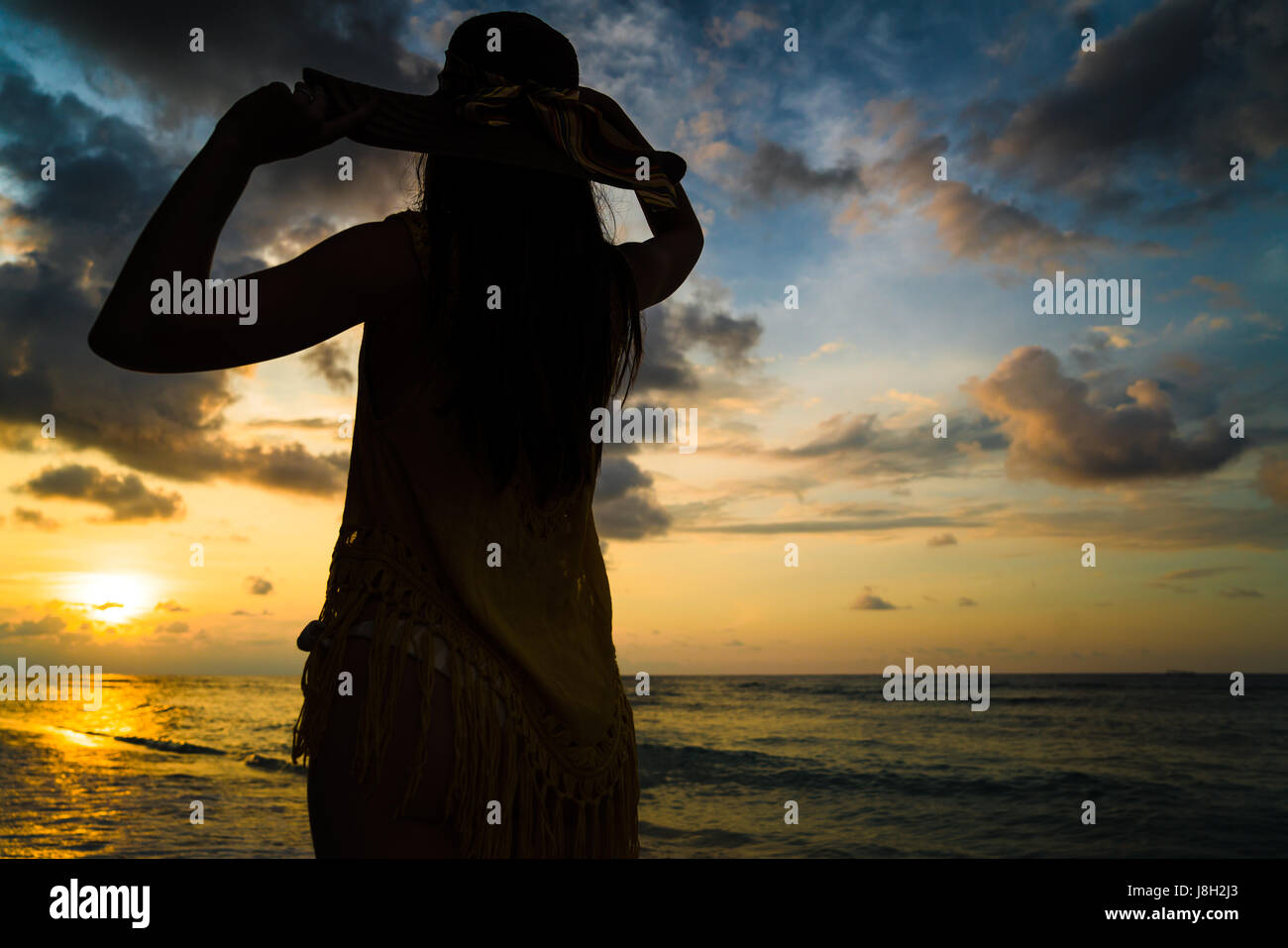 Girl watching sea sunset hi-res stock photography and images - Alamy