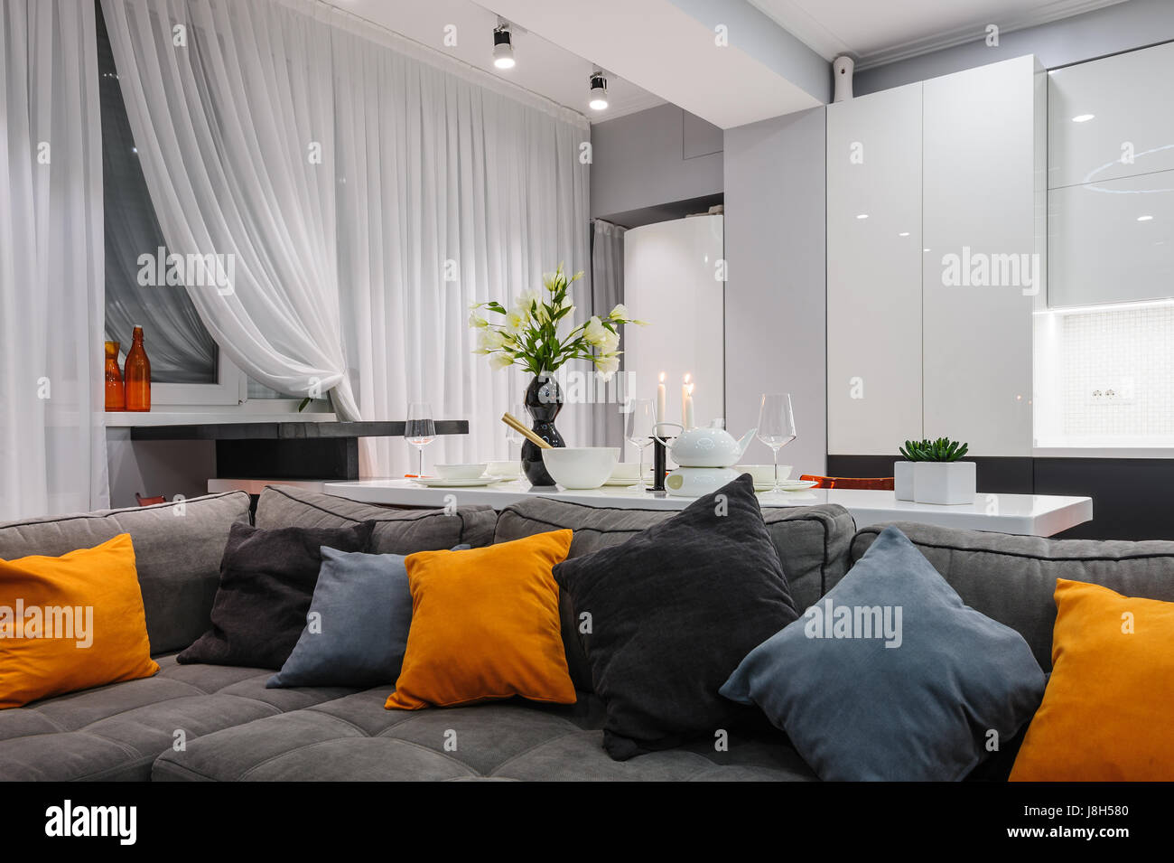 Modern white kitchen and living room Stock Photo Alamy