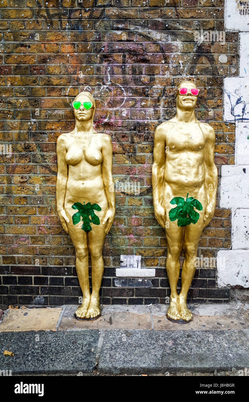 Adam & Eva Brick Lane Gold Figures - Adam and Eva by Italian Street Art duo Urban Solid Stock Photo