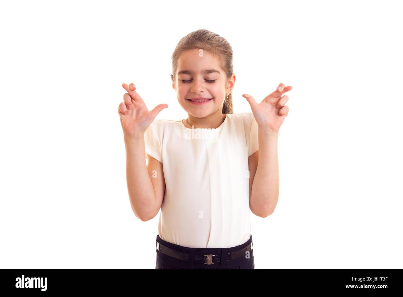 пальцы крестиком. скрещенные пальцы. жест крестик пальцы. скрещенные пальцы женской руки. скрещивающиеся пальцы на белом фоне.