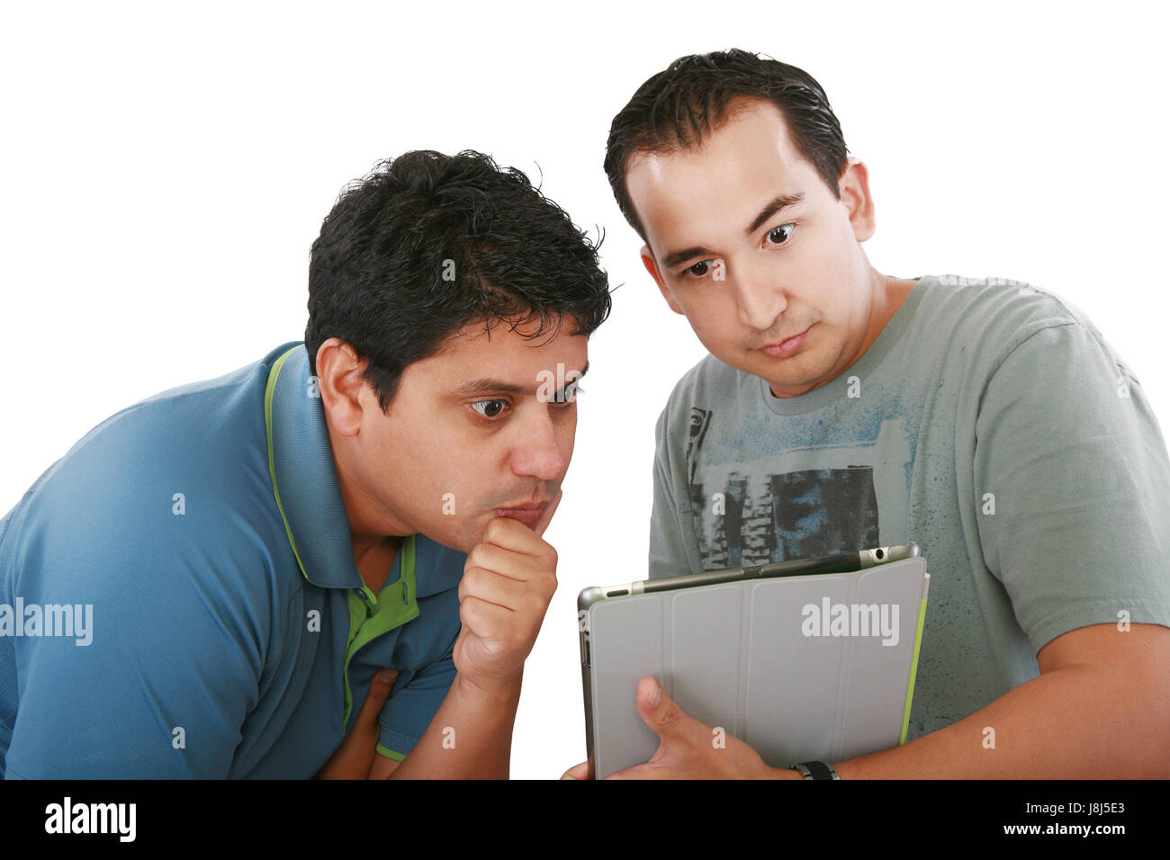 люди помогают друг другу. семья делает ремонт. друзья починка. друзья починка. человек в автосервисе.