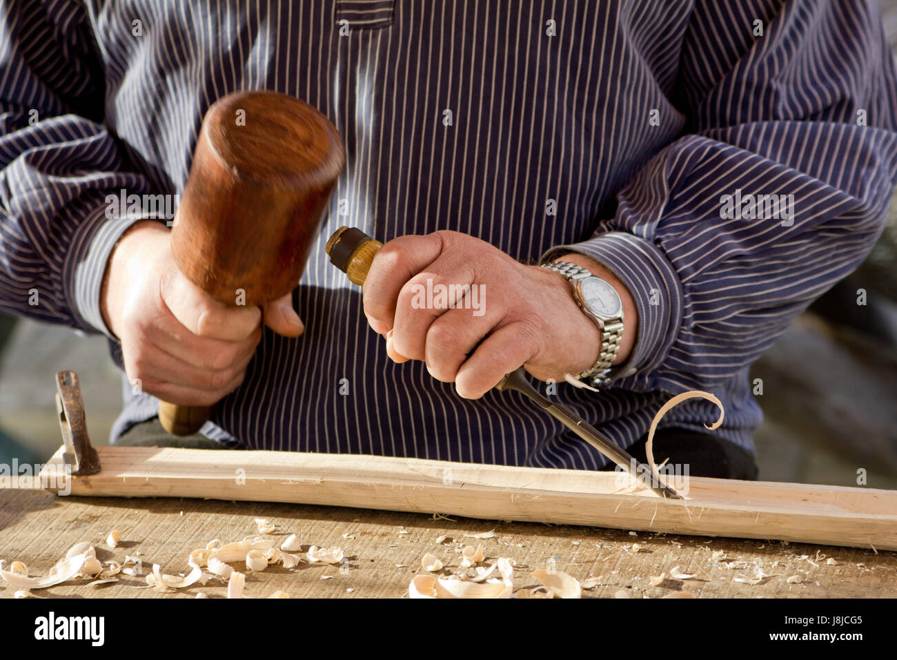 Долото столярное. Стамеска по дереву. Как правильно работать стамеской по дереву видео уроки. Резание по дереву. Работа долотом.