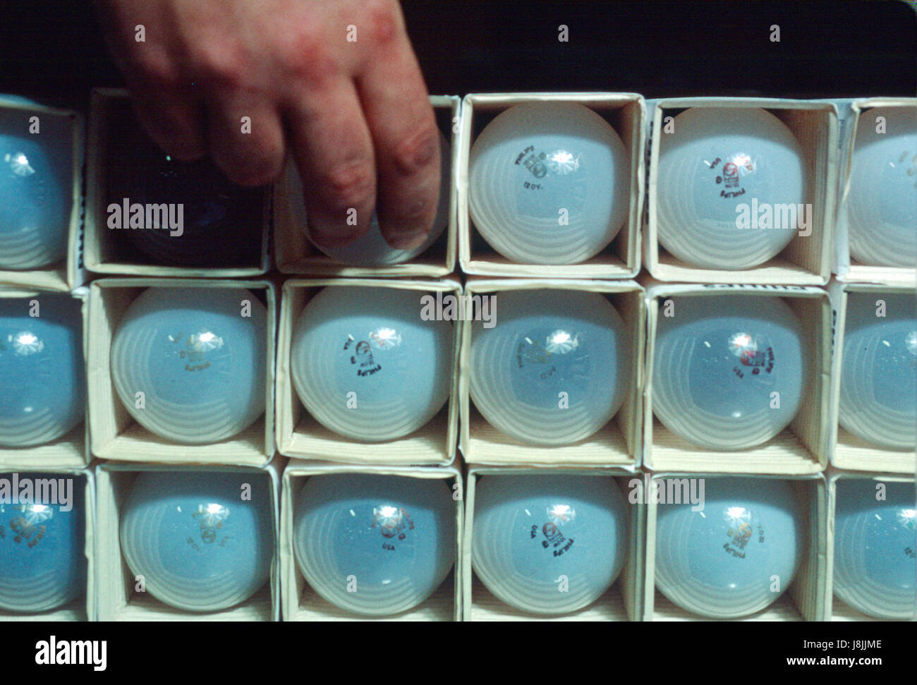 Non led light bulbs hires stock photography and images Alamy